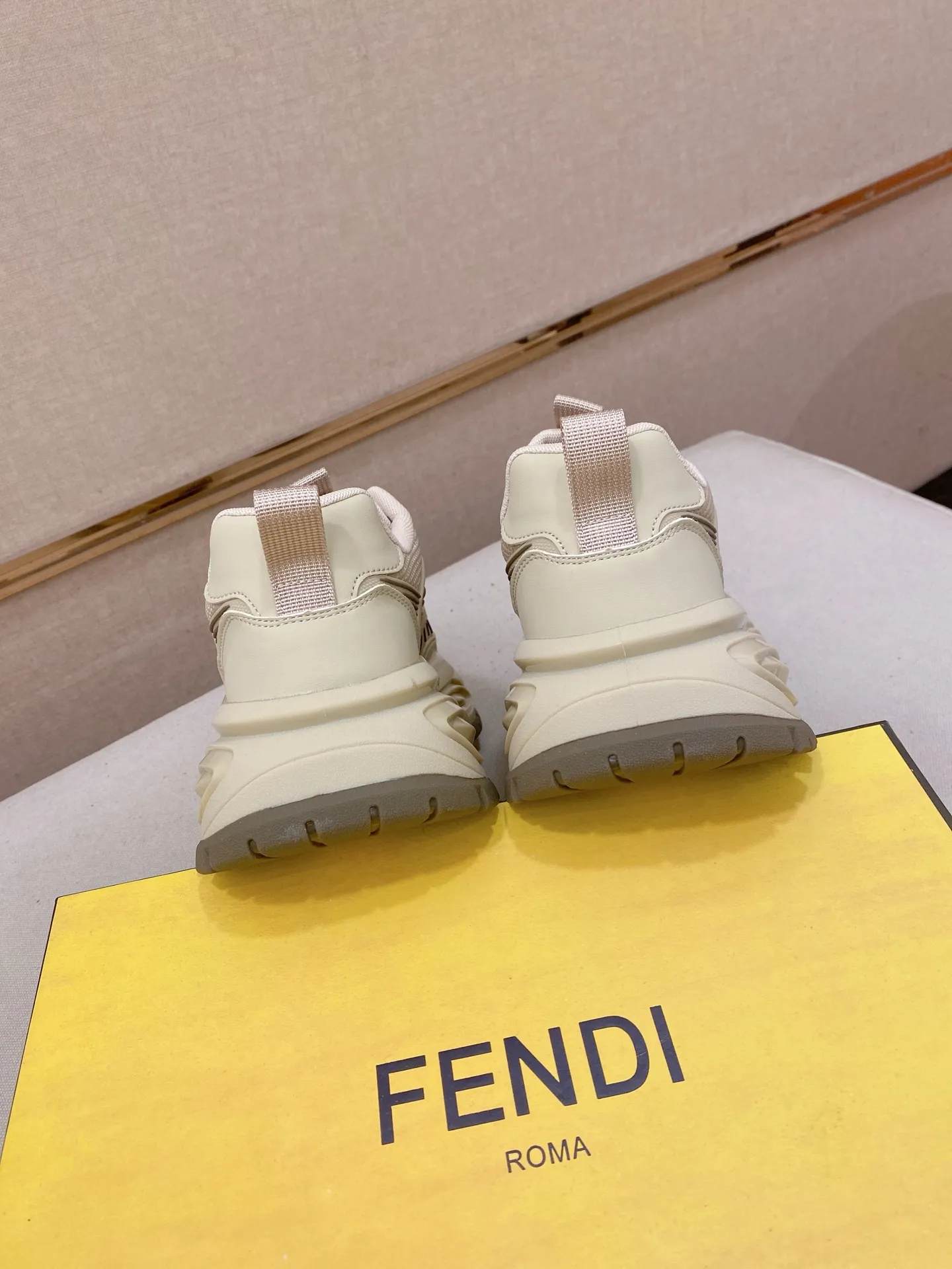 Men's shoes 💰 462💰 (fendi) New style 👊🏻 upper 🇮🇹 imported cowhide fabric 🇩🇪 lining imported sheepskin lining. The original outsole is molded to highlight the identity of every man, and the upper foot is elegant and stable🚶🏻🚶🏻The high-end custom counters reproduce the original version📯No matter the wind or rain, the shoe last remains unchanged and can withstand the verification of time🔍️,🔵 Size: 38-44